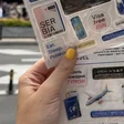 Листы стикеров Sticker My Travel на фоне отеля «Москва»